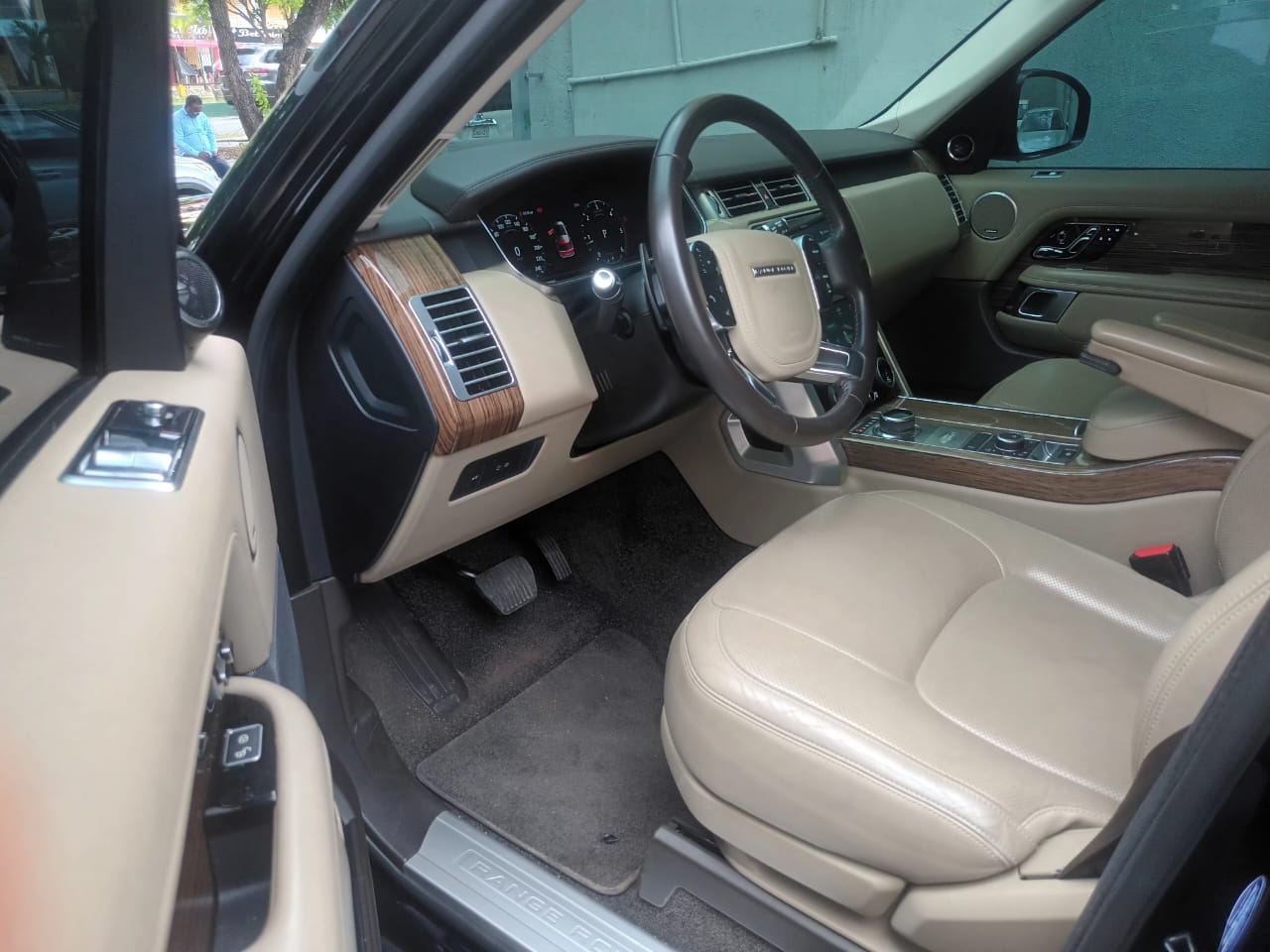 Imagen bienes Land Rover Range Rover Vogue Año 2020 Color Negro