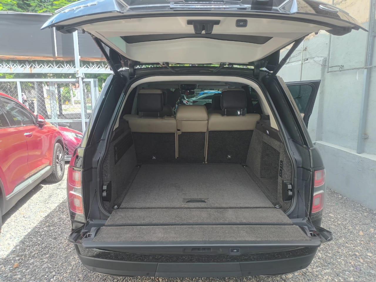 Imagen bienes Land Rover Range Rover Vogue Año 2020 Color Negro