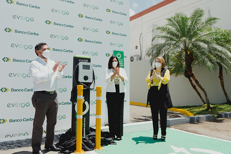 Imagen Banco Caribe inaugura en Santiago segunda estación de carga Evergo para vehículos eléctricos