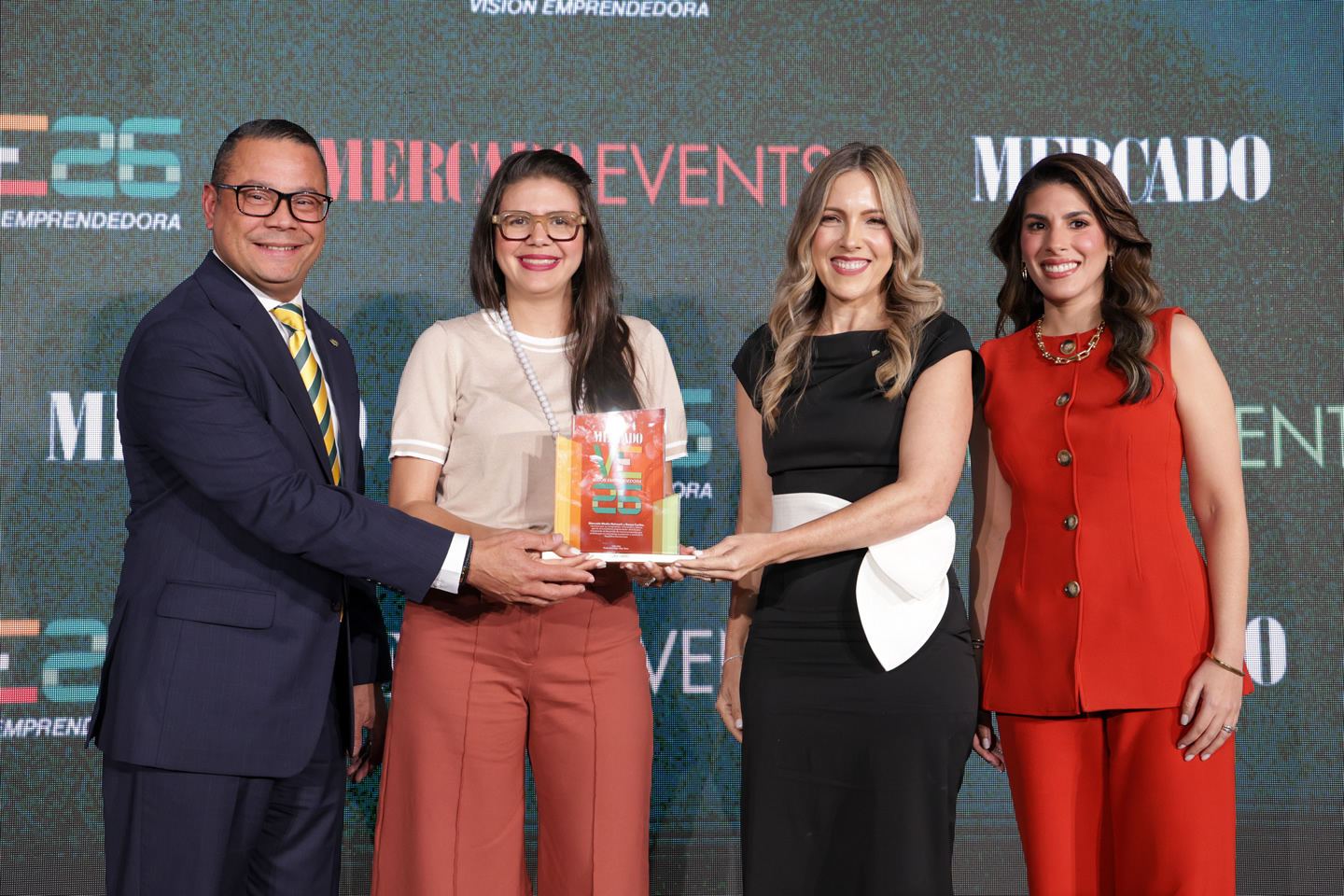 Imagen Banco Caribe y Revista Mercado reconocen a Elvira Garrido, de Pork and Beer, en el marco de Visión Emprendedora 2026