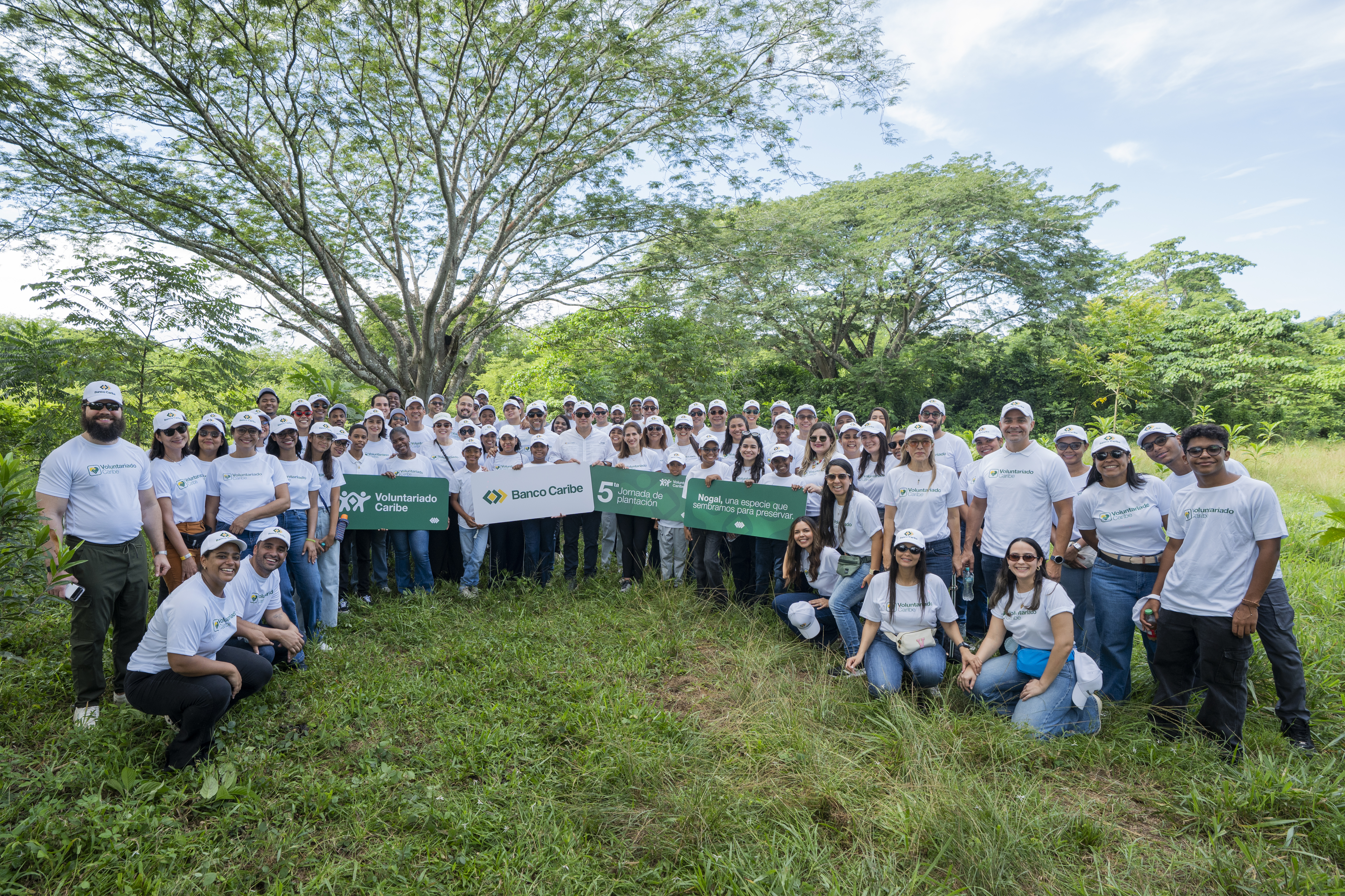 Imagen FAMILIA CARIBE planta especies en peligro de extinción en quinta jornada de reforestación